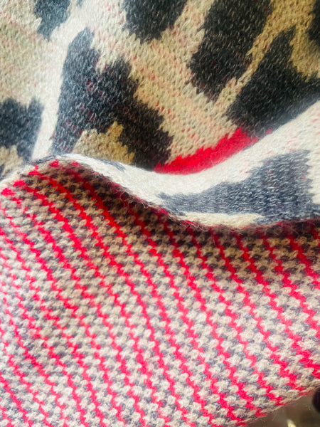 Heart detail knit scarf