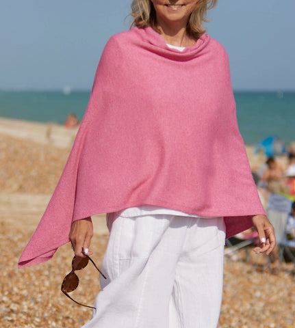 Cashmere blend poncho in Rose pink